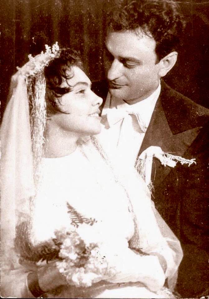 Amza Pellea și Domnica Mihaela Policrat, îmbrățișați, îmbrăcați în mire și mireasă, în ziua nunții lor, 28 septembrie 1958