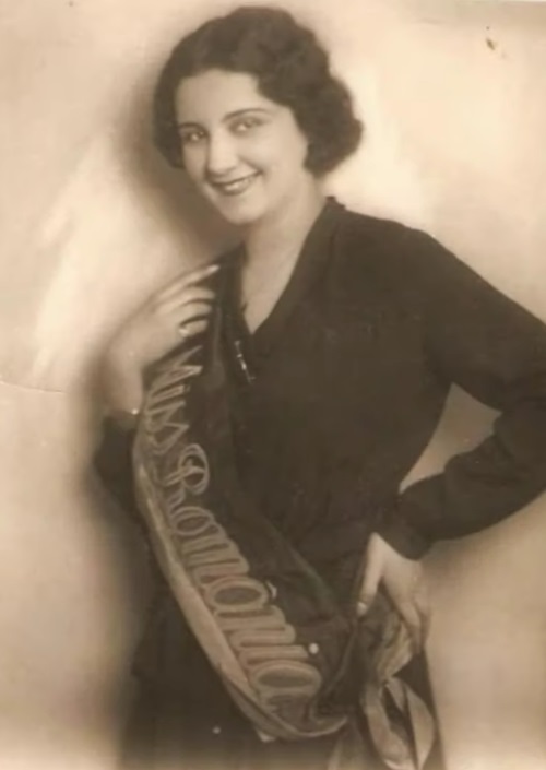 Tita Cristescu purtând panglica de Miss România 1929