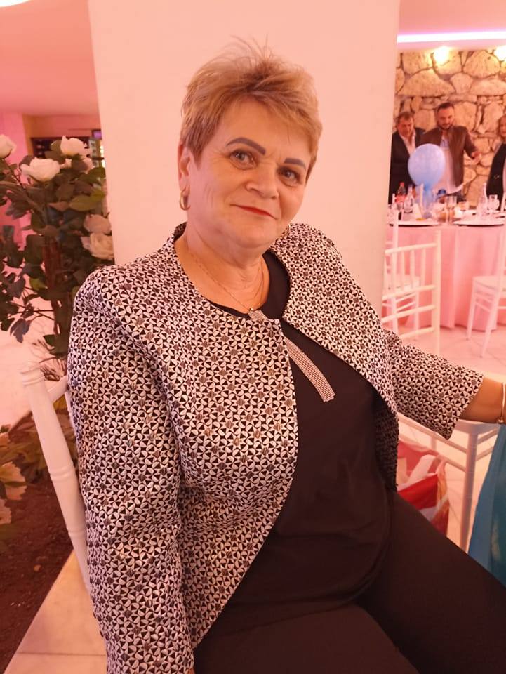 Duța Batog la un eveniment, îmbrăcată în pantaloni negri, bluză neagră și sacou cu forme geometrice