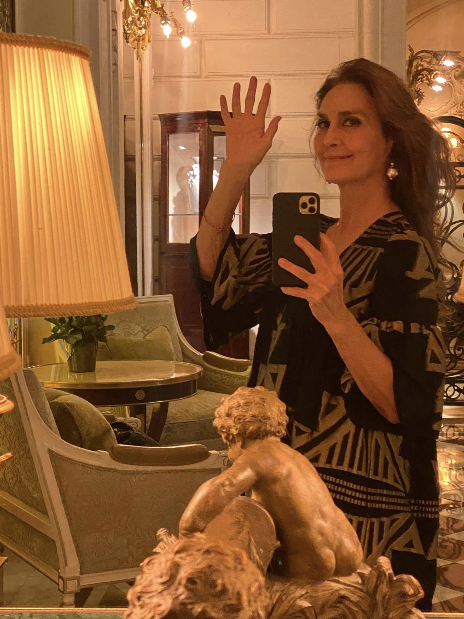 Anca Szönyi în timp ce își făcea selfie în oglindă