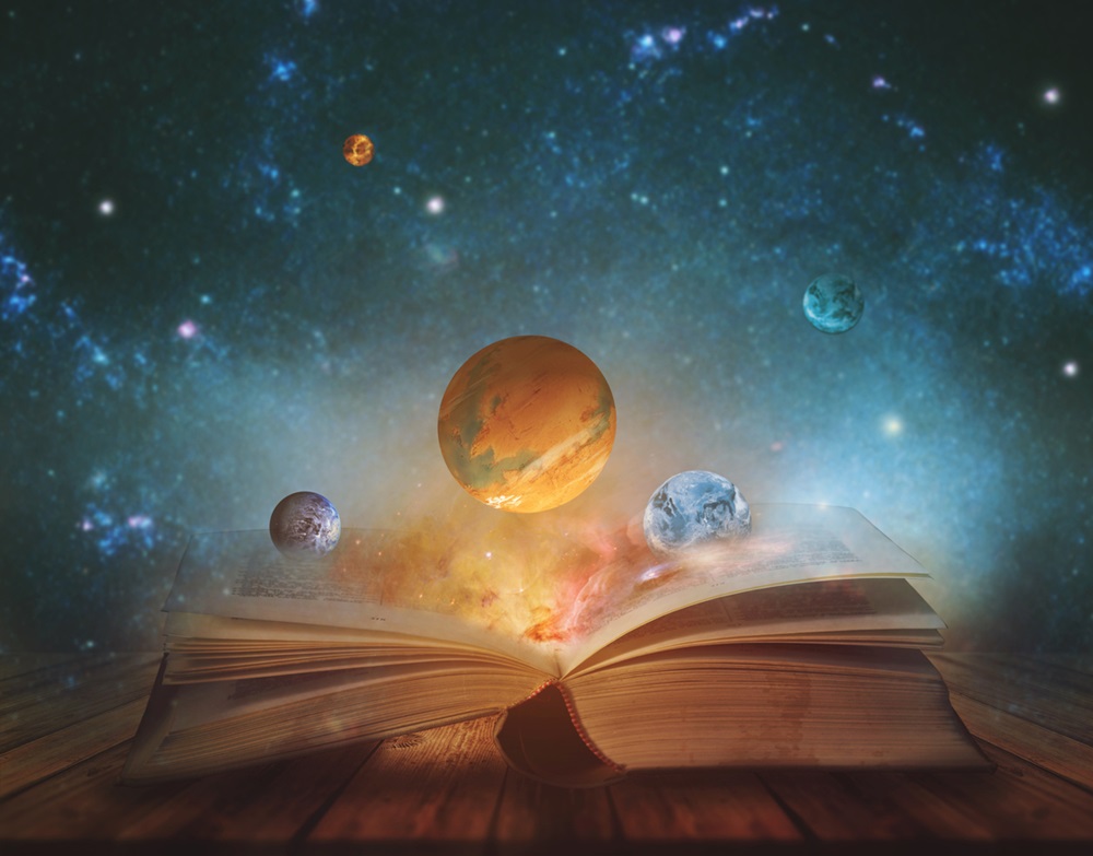 Ilustrație cu planete care ies din paginile unei cărți deschise