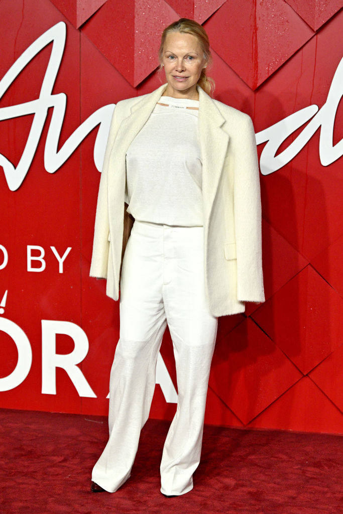 Pamela Anderson la The Fashion Awards 2023 , Londra, Anglia, într-un compleu alb, fără machiaj