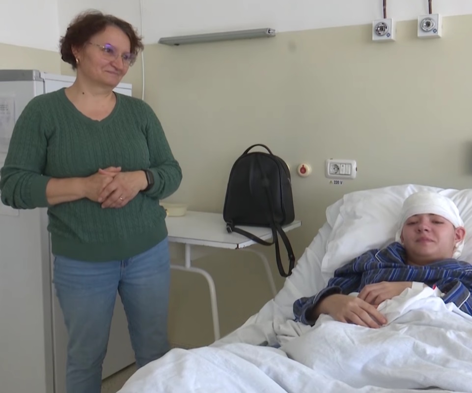 Andreea Breabăn zâmbitoare pe patul de spital după operație, alături de mama ei, Mihaela Andreea Breabăn, care o veghează.