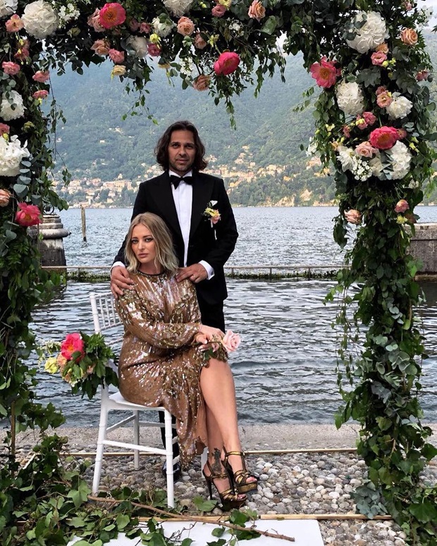 Delia Matache și soțul ei Răzvan Munteanu, îmbrăcați elegant, la un eveniment pe malul unei ape