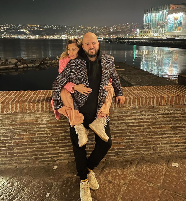 Lora și Ionuț Ghenu la o plimbare de seară, în timpul unei vacanțe în Napoli, Italia
