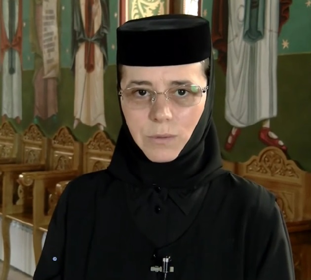 Maica Ecaterina în biserică, îmbrăcată în straie de măicuță