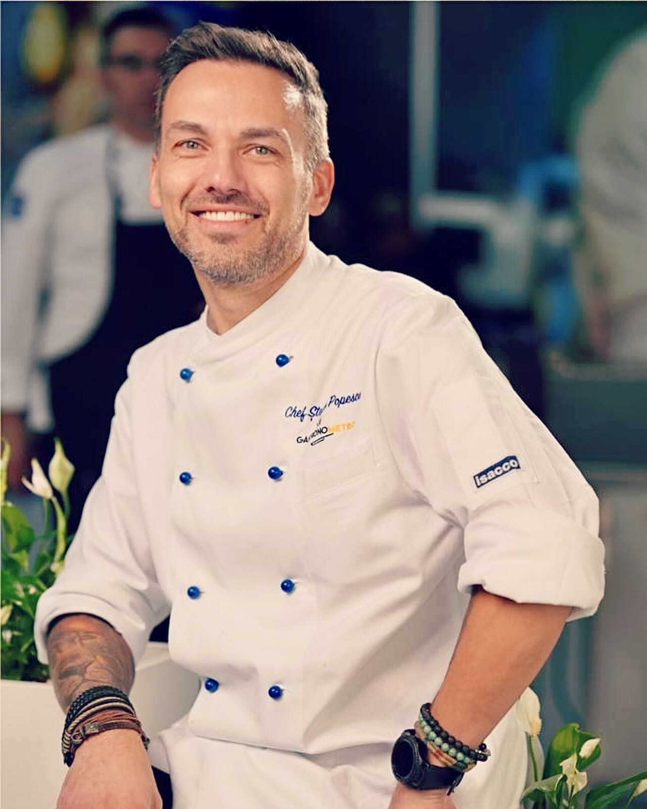 Chef Ștefan Popescu zâmbitor, îmbrăcat în uniforma de bucătar