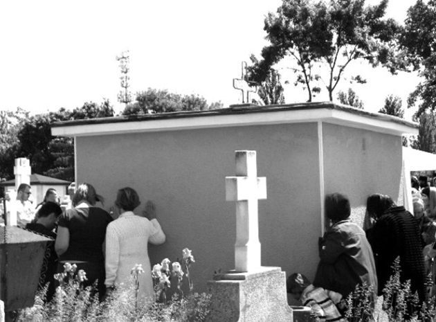 Cripta Sfântului Părinte Ilie Lăcătușu înconjurată de credincioși
