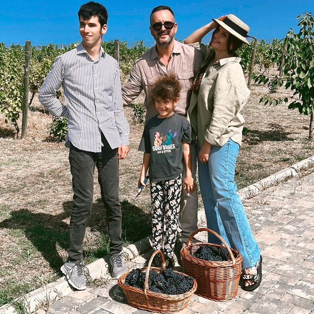 Mădălin Ionescu și Cristina Șișcanu alături de Filip și Petra la cules de struguri într-o vie