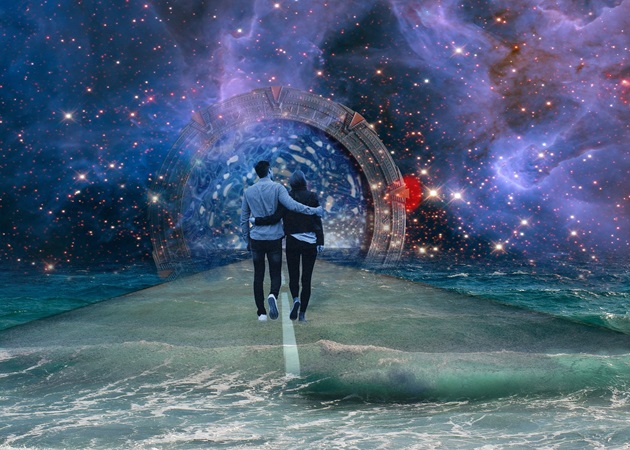 Îndrăgostiți care merg îmbrățișați spre un portal al cerului