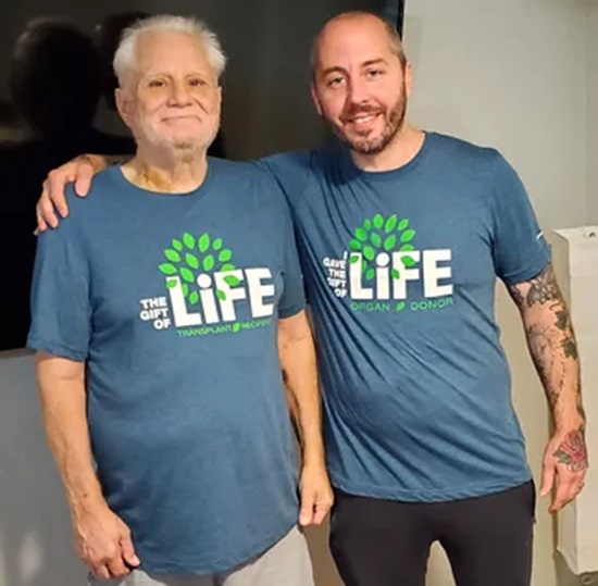 Thomas Locke alături de tatăl său vitreg Mike Sims