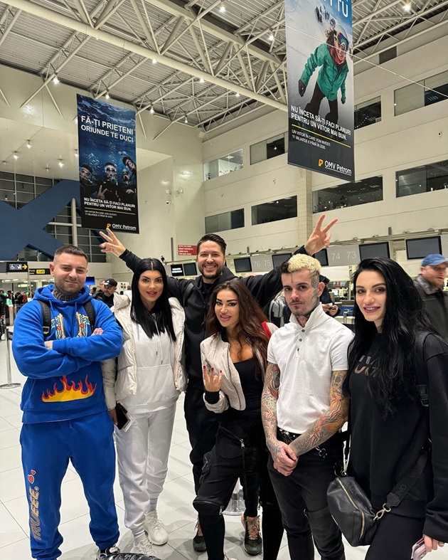 Jorge alături de coechipierii săi de la Survivor All Stars, în aeroport