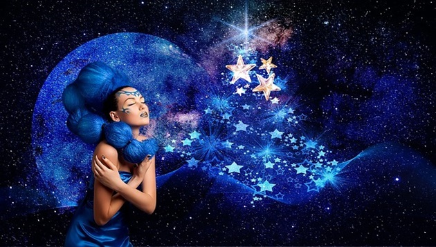 Ilustrație cu femeie cu părul albastru, care stă în spațiul cosmic, printre stele, lângă Lună