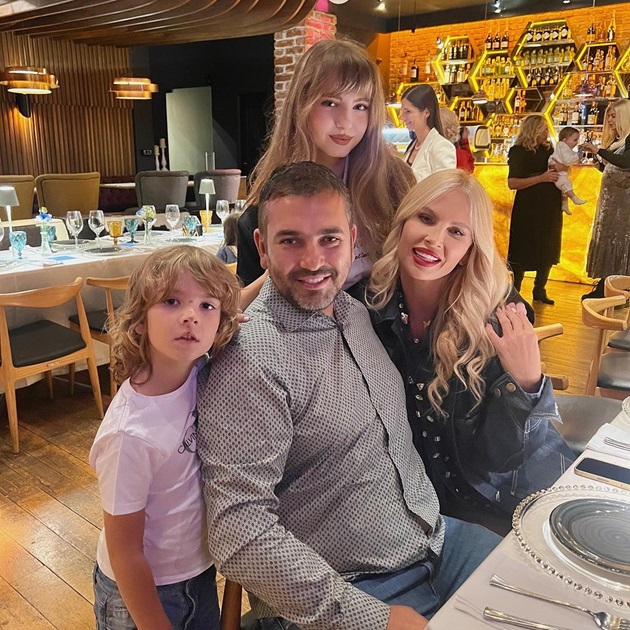 Andreea Bănică la restaurant alături de soțul și de copiii ei