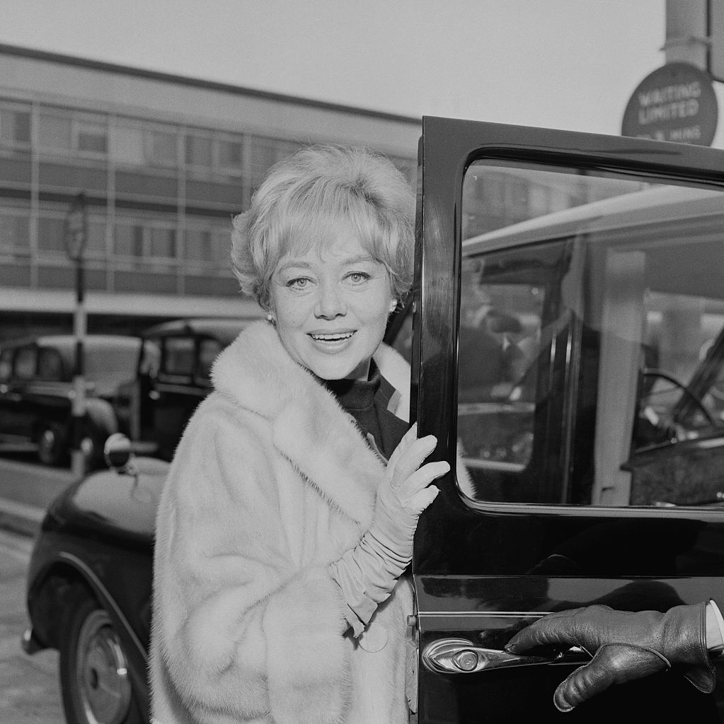 Actrița galeză Glynis Johns intră într-un taxi pe aeroportul din Londra, Marea Britanie, 15 mai 1966.