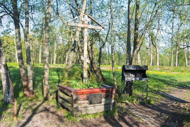 Mormântul lui Grigory Rasputin în parcul Alexander, Tsarskoe Selo, Sankt Petersburg, Rusia