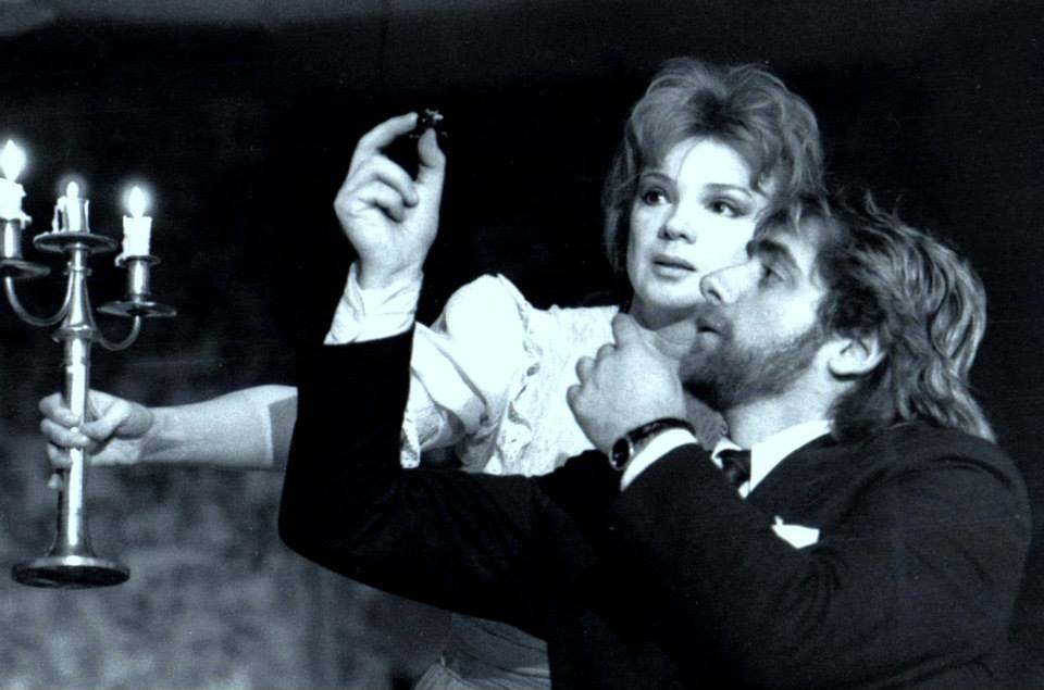 Aimée Iacobescu ținând un sfeșnic în mână, pe scena teatrului alături de Răzvan Ionescu