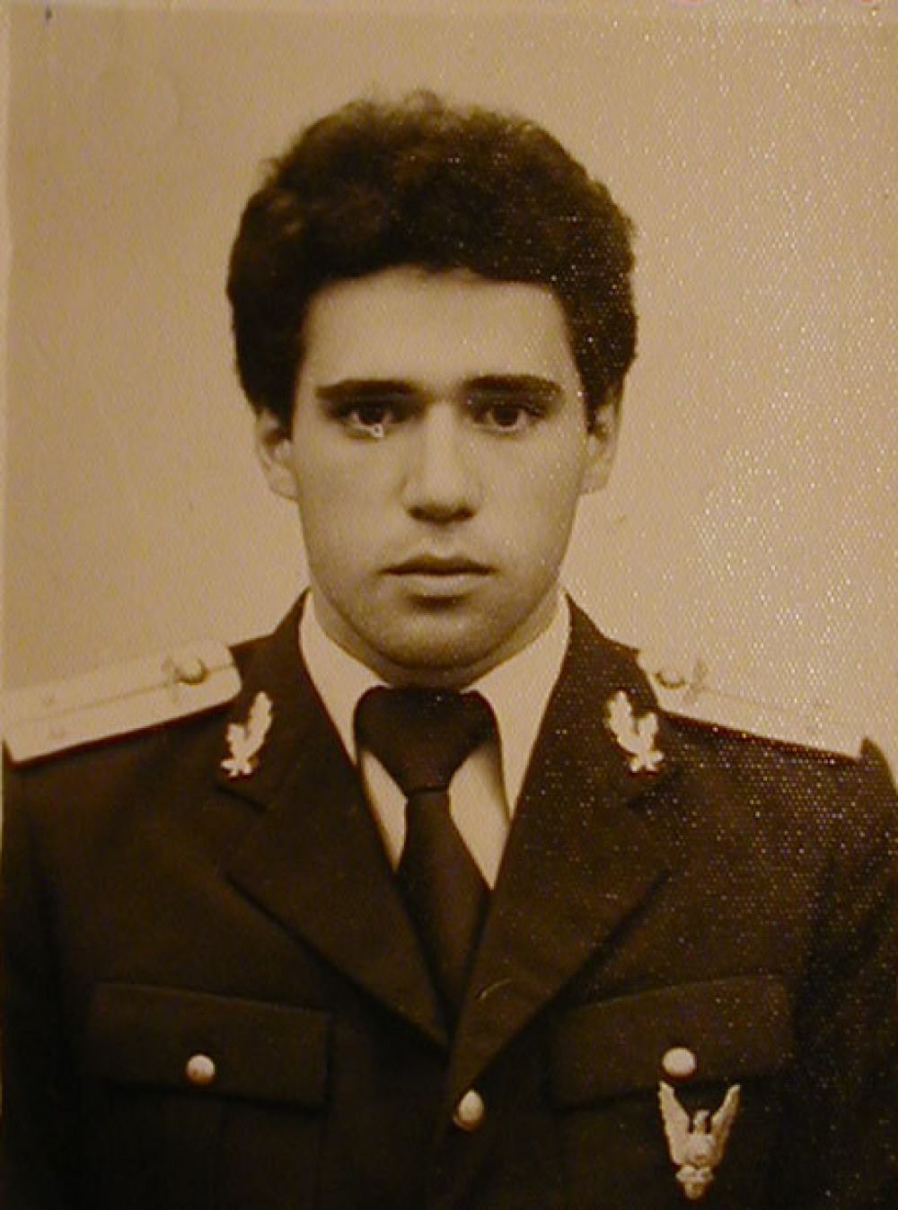 Pilotul Adrian Iovan în tinerețe, îmbrăcat în uniformă