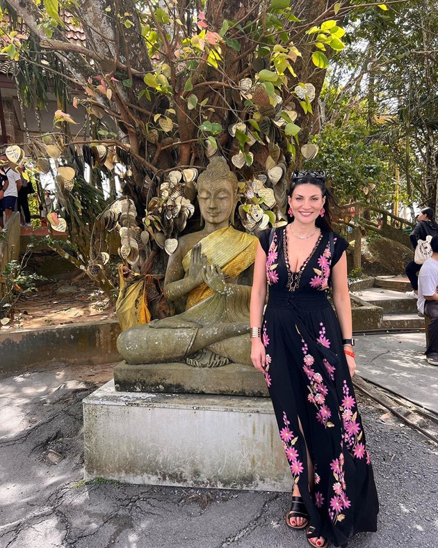 Ioana Ginghină lângă statuia lui Buddha în Thailanda