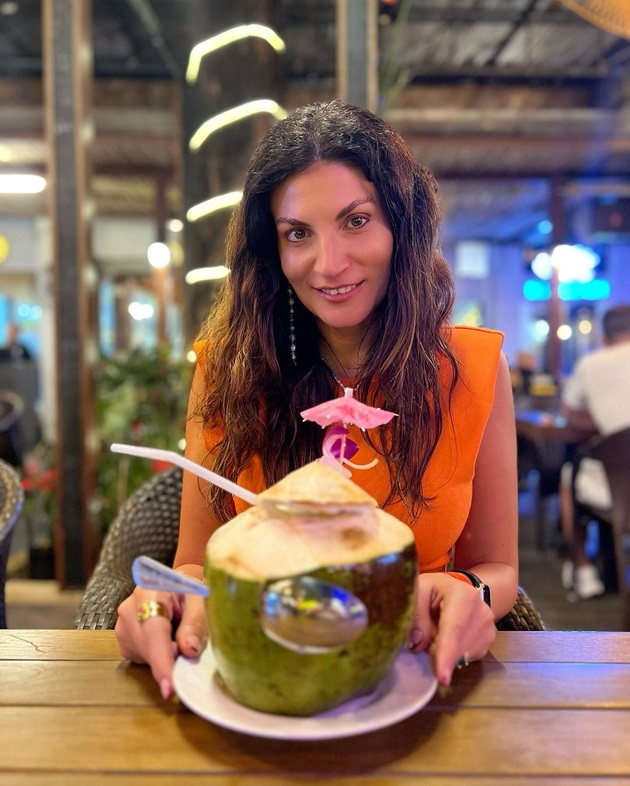 Ioana Ginghină savurând un cocktail într-un restaurant din Thailanda