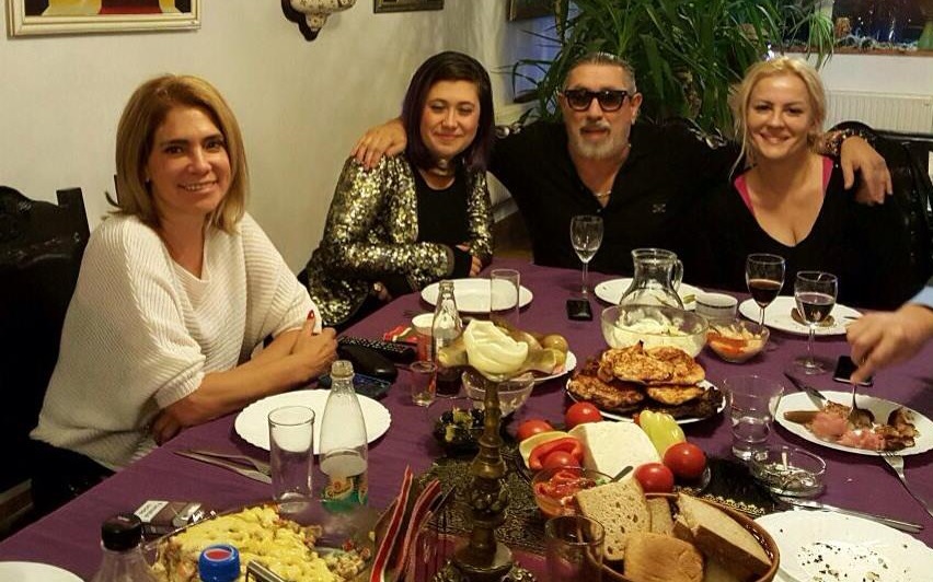 Serghei Mizil alături de fiicele lui și soția sa, Cora, la o masă în familie