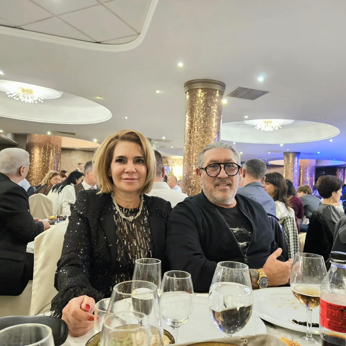 Serghei Mizil alături de soția sa, Cora, stând la masă la o petrecere