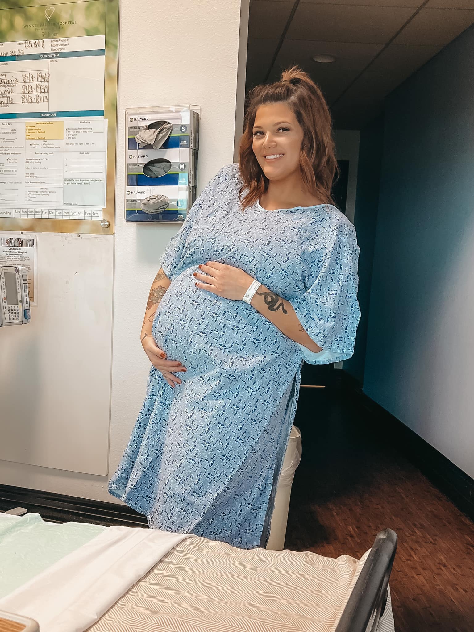 Hilary Elizabeth Cardona însărcinată, în spital, înainte de naștere