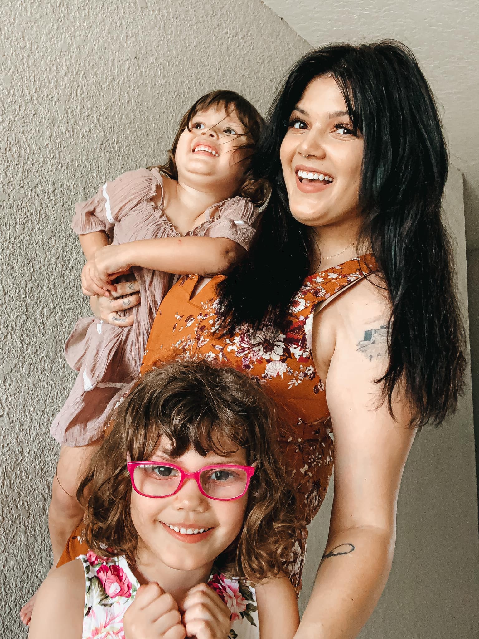 Hilary Elizabeth Cardona alături de fetițele sale, Mikah și Saige, în timp ce toate trei zâmbesc larg