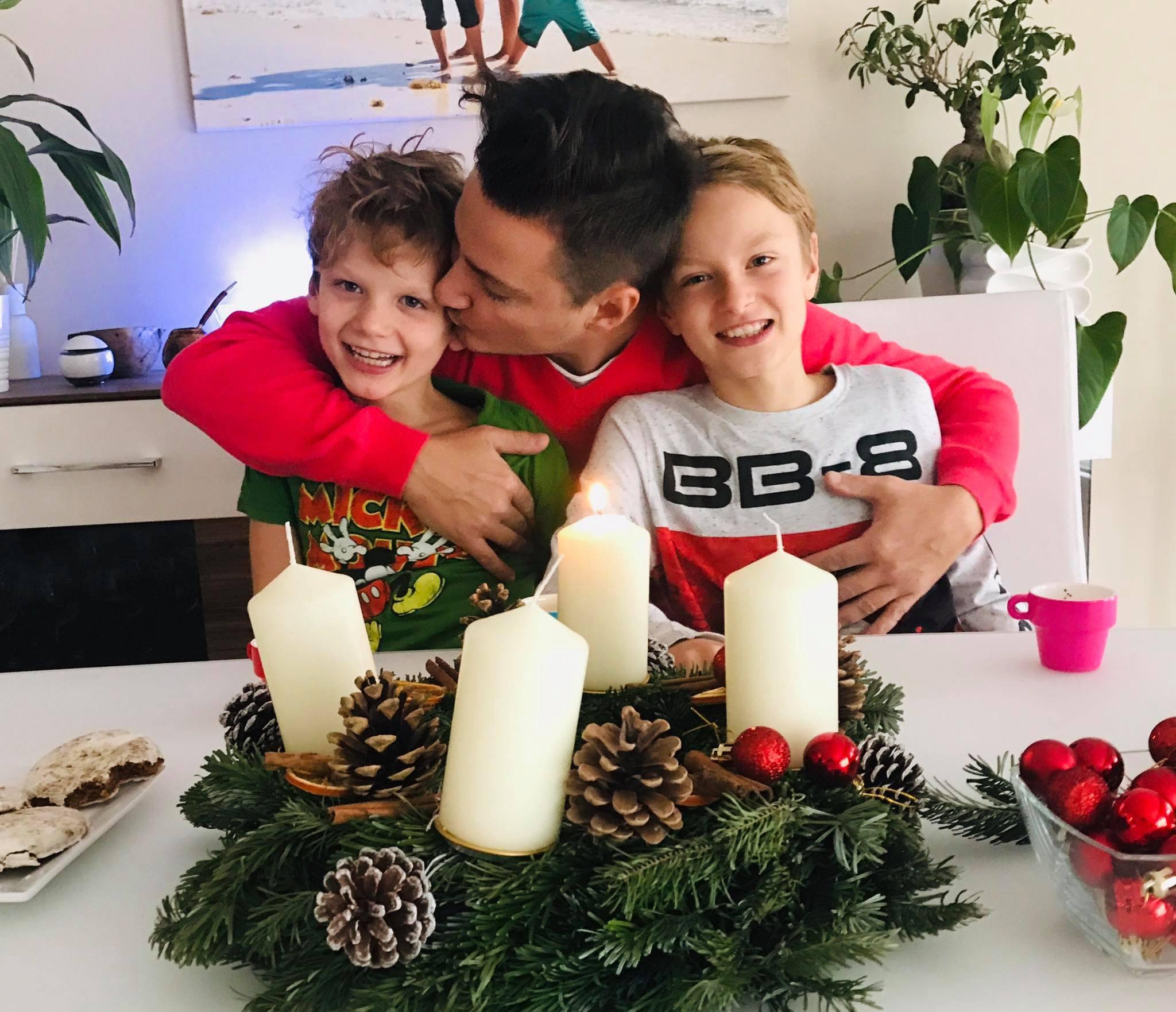 Daniel Piersic strângându-și copiii la piept la masa de Crăciun