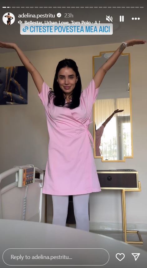 Adelina Pestrițu în halat roz, în salonul clinicii în care și-a scos implantuile mamare