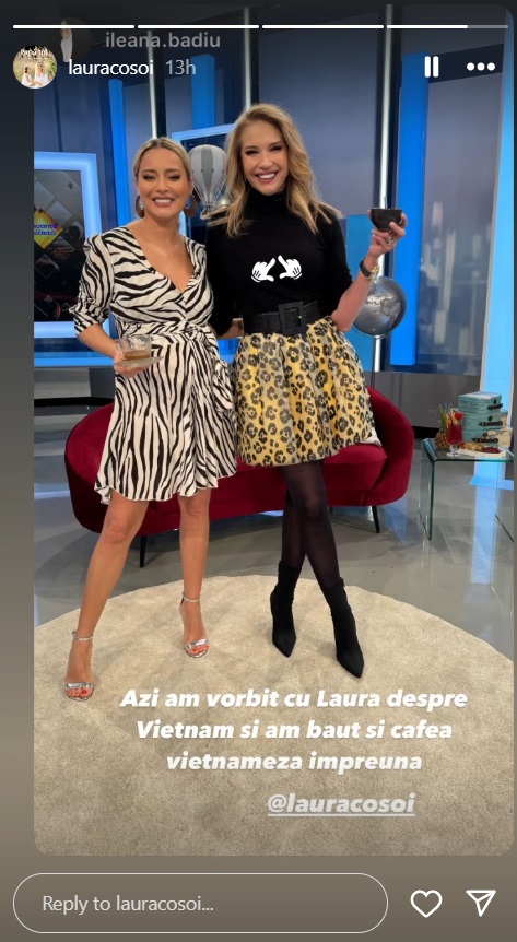 Laura Cosoi și Ileana Badiu în fața canapelei din platoul emisiunii „Vacanță de Vedetă”