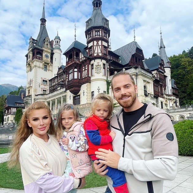 Alina și Ilan Laufer alături de gemenii lor la Castelul Peleș din Sinaia