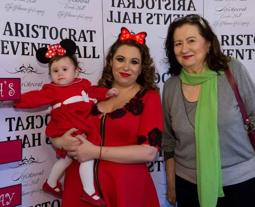 Oana Roman alături de fiica Isabela și de mama ei, Mioara Roman la un eveniment