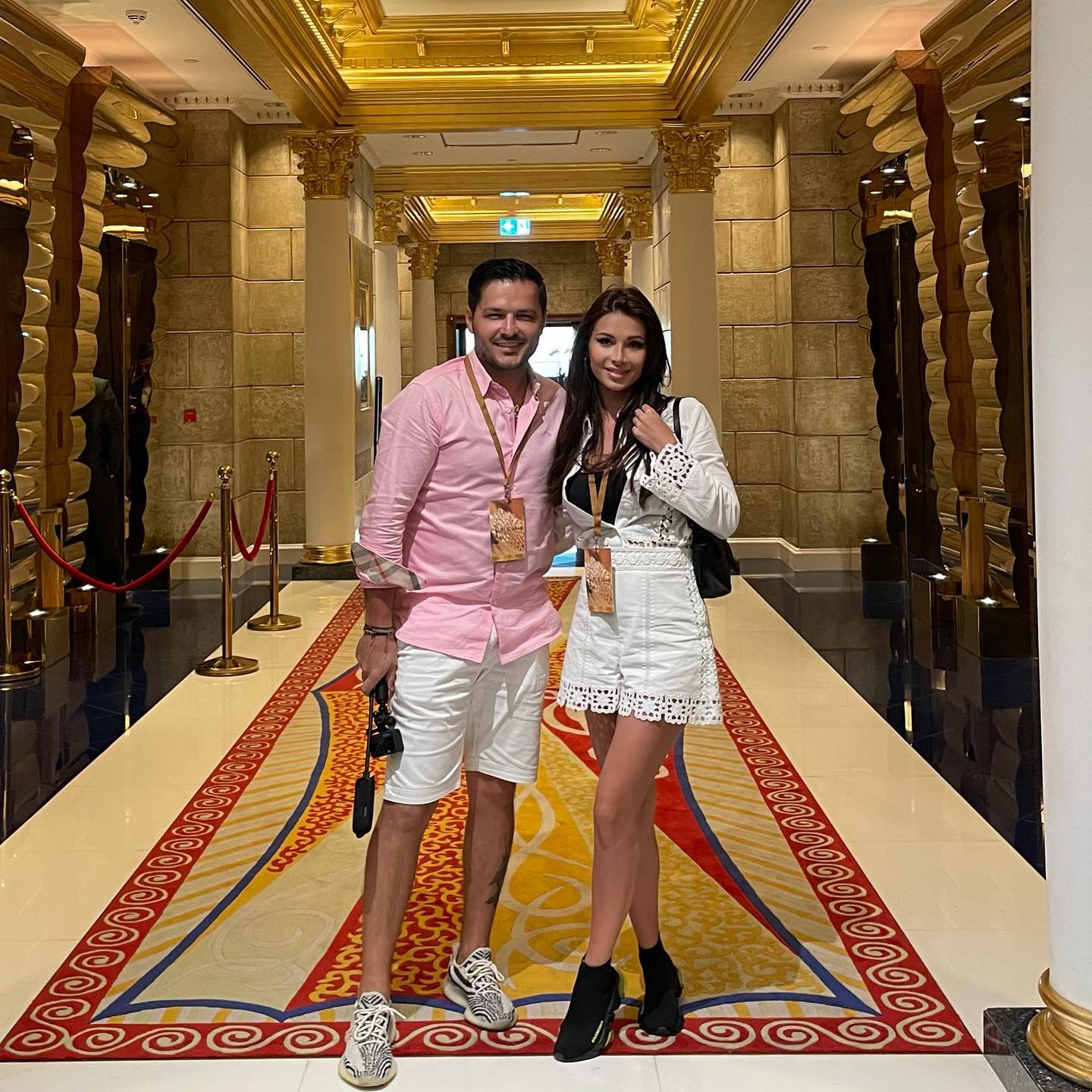 Liviu Vârciu și Anda Călin pe holul unui hotel din Dubai, îmbrăcați în haine lejere, de vacanță