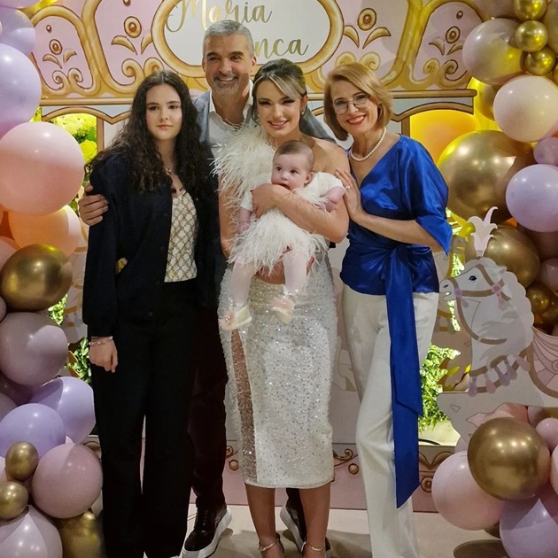 Aurelian Temișan, Monica Davidescu și fiica lor Dora, alături de Diana Enache și fiica ei, în ziua botezului acesteia, fotografiați împreună la petrecere
