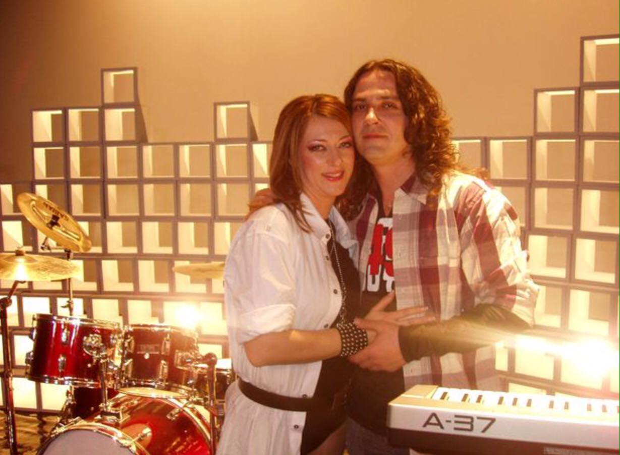 Laura Stoica printre instrumente muzicale alături de logodnicul ei, Cristian Mărcescu