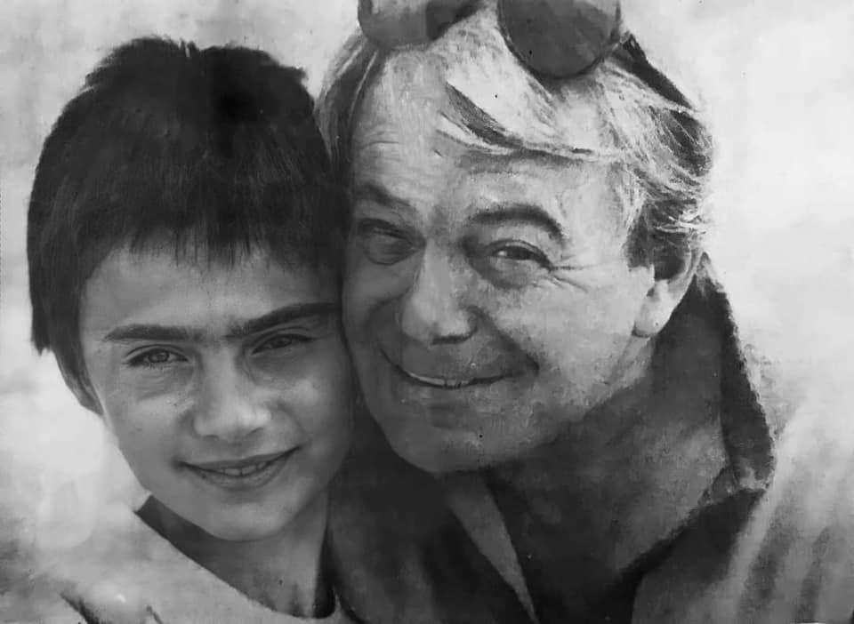 Octavian Cotescu alături de fiul său Alexandru, într-o imagine alb-negru din copilăria acestuia
