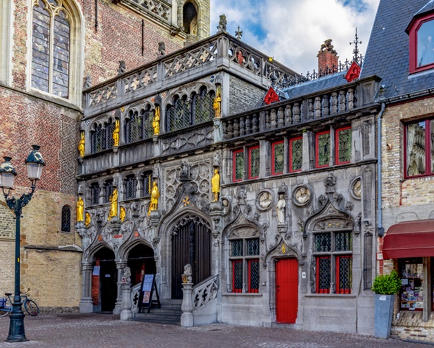 Biserica Sfântului Sânge din Piața Burg, în centrul orașului Bruges din Belgia