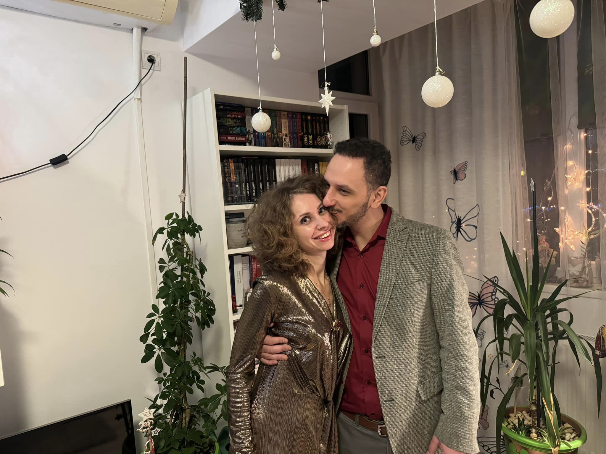 Petra Pintelei îmbrățișată și sărutată de tâmplă de logodnicul ei în noaptea de Revelion