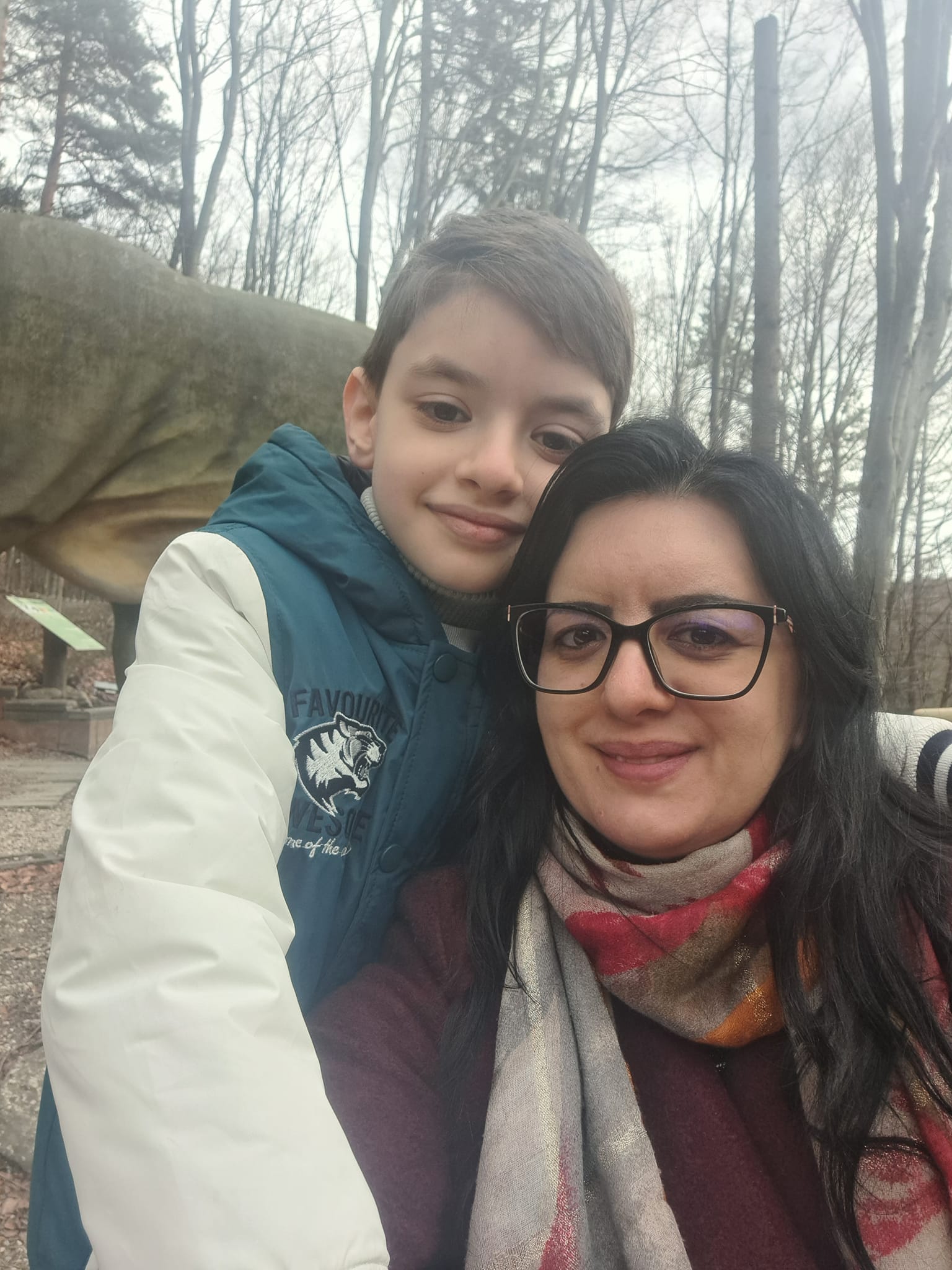 Rareș Prisacariu într-un parc de aventură alături de mama sa