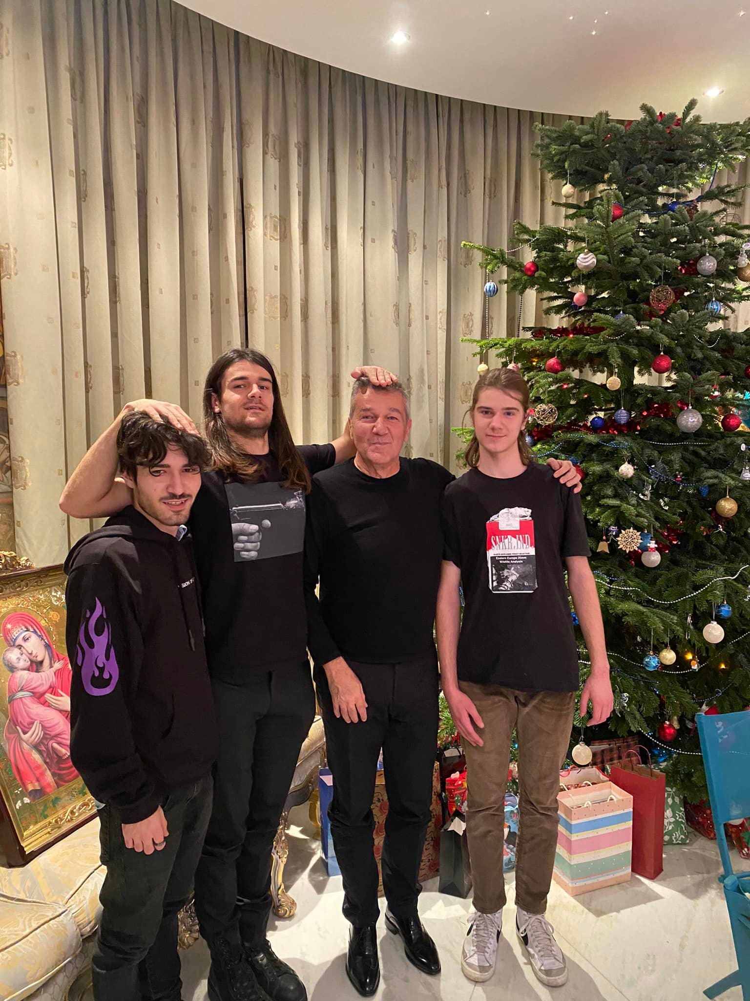 Dan Bittman alături de băieții lui lângă bradul de Crăciun