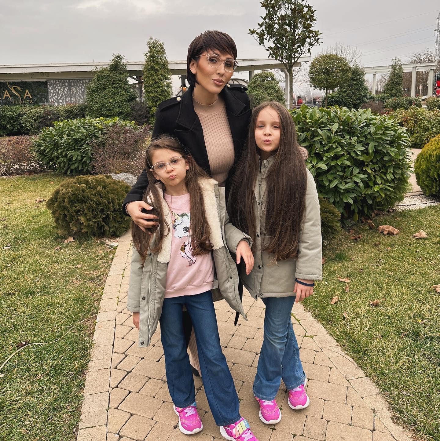 Dana Roba îmbrățișându-și fiicele în timpul unei plimbări