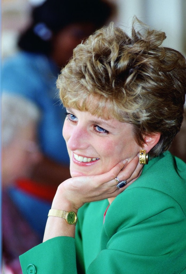 Prințesa Diana, într-un sacou verde, purtând celebrul inel de logodnă cu safir și diamante