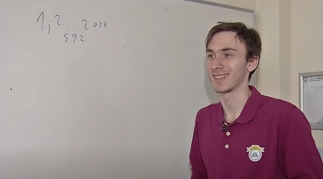 David Anghel, geniul matematicii din România, lângă tabla din clasa liceului