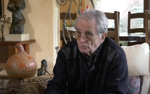 Cristian Gațu stând pe canapea în timpul unui interviu