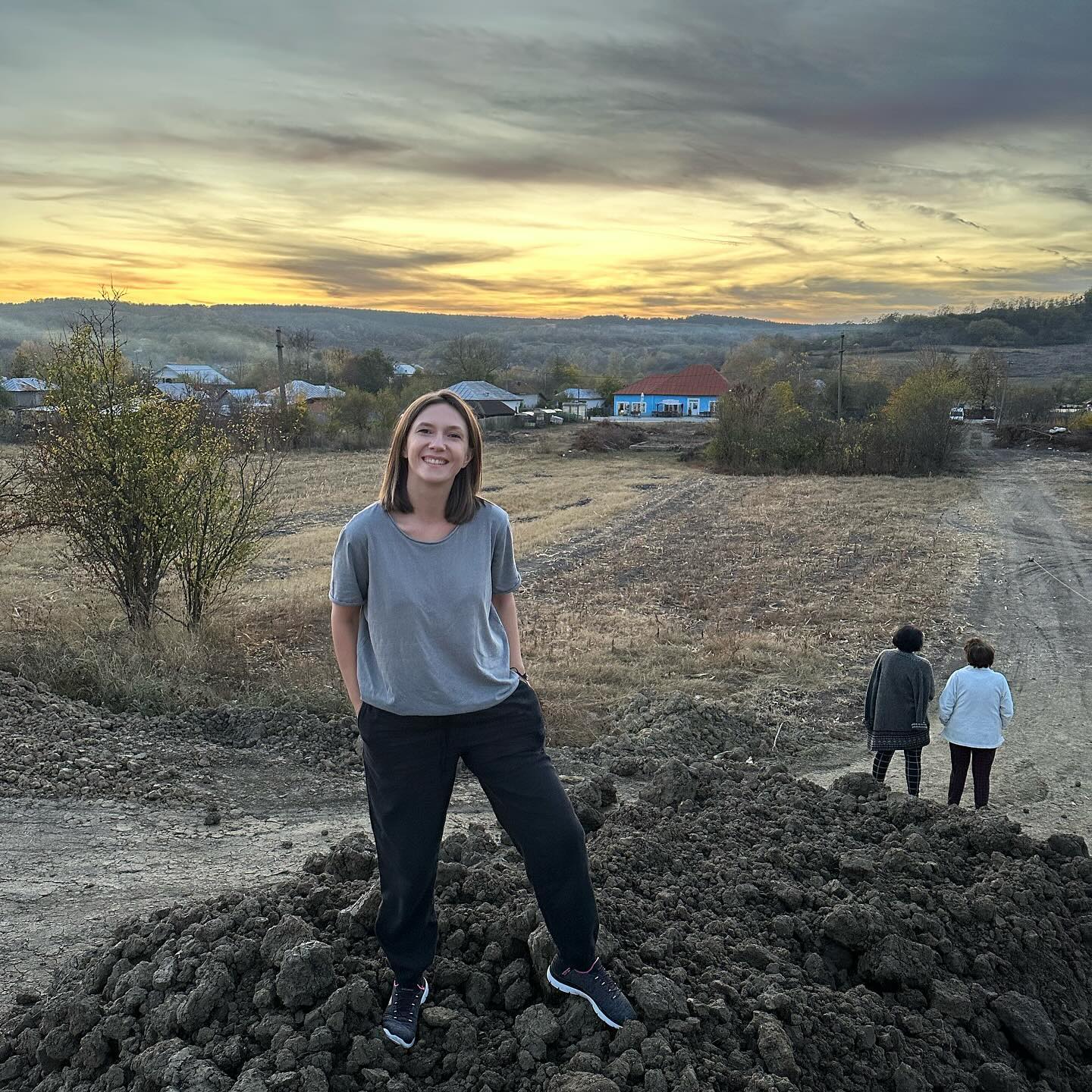 Adela Popescu la apus, îmbrăcată lejer, alături de doi dintre copiii ei pe terenul ales pentru casa lor de vacanță, în Șușani, Vâlcea