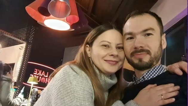 Maria Pruteanu alături de soțul ei, Ovidiu Pruteanu, îmbrățișați într-un restaurant