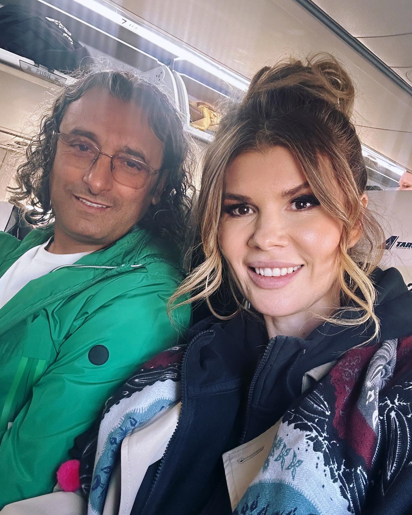 Selfie făcut de Diana Matei alături de soțul ei, Marian Cleante, în avion