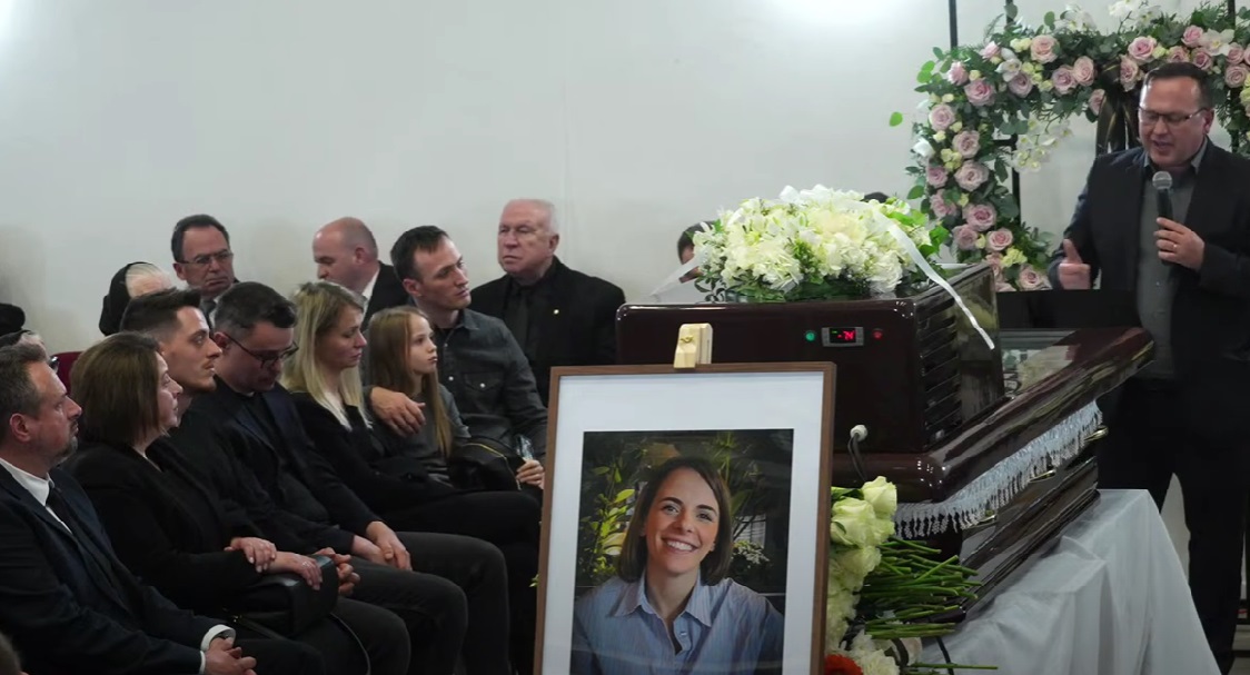 Imagine surprinsă la priveghiul Betinei Balteș, unde familia îndurerată plănge lângă sicriu