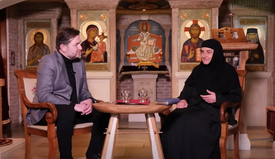 Maica Antonia din Elveția alături de Adrian Artene, stând amândoi la masă în timpul podcastului „Altceva cu Adrian Artene”